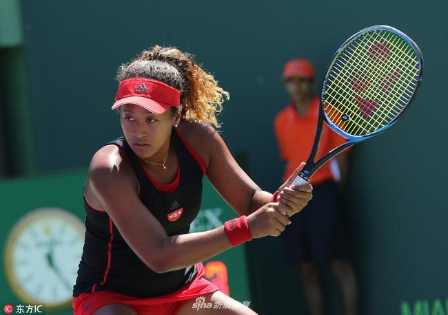 他背身与小 他背身与小